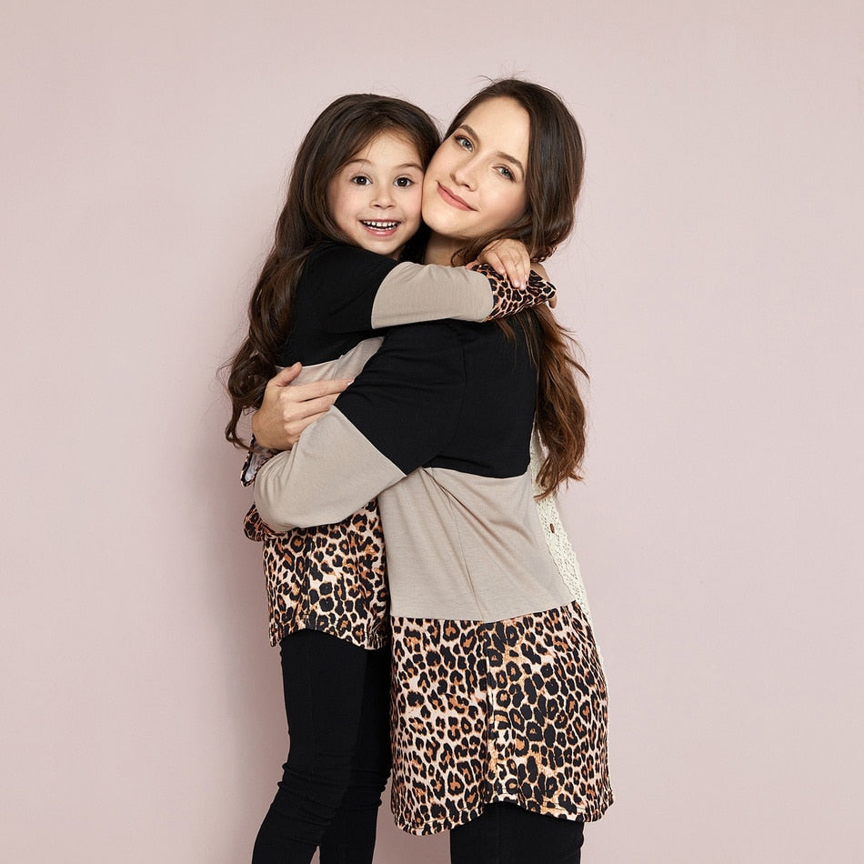 PatPat Hot Sale Spring and Autumn Stylish Leopard Color Matching Long Sleeve Shirts for Mom and Me Family Look Tops