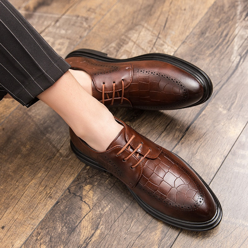 Fashion Men&#39;s Dress Shoes Men Luxury brogue oxfords Ventilation Pointed Toe Slip On Casual Leather Wedding party Shoes men
