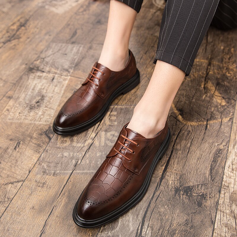 Fashion Men&#39;s Dress Shoes Men Luxury brogue oxfords Ventilation Pointed Toe Slip On Casual Leather Wedding party Shoes men