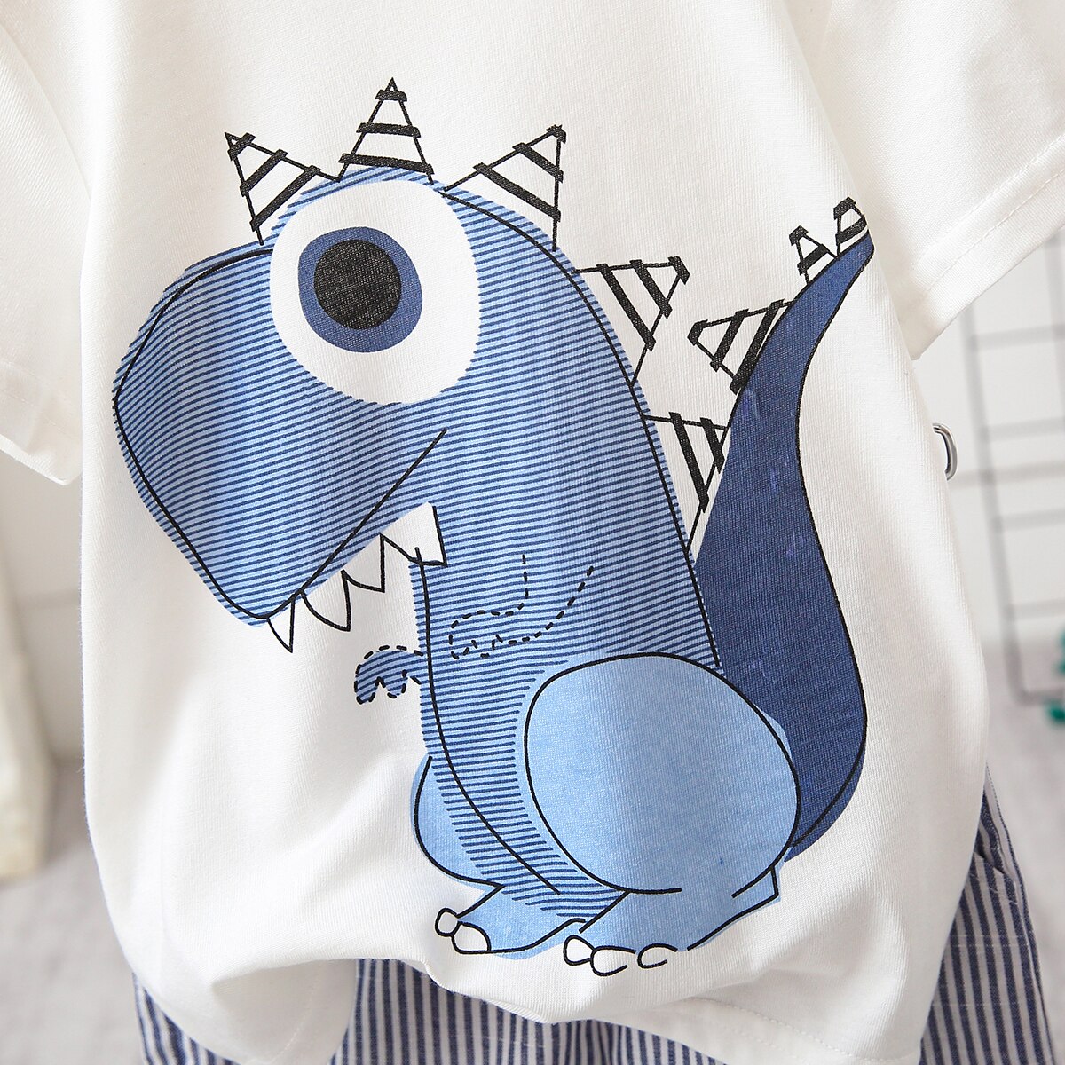 PatPat 2pcs Baby Boy Cartoon Dinosaur Print Short-sleeve T-shirt and Pinstriped Shorts Set